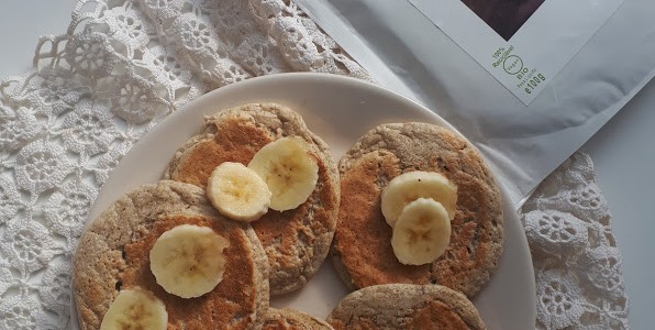 PANQUECAS DE AVEIA, BANANA E MISTURA PROTEICA DE CACAU CRU EM PÓ
